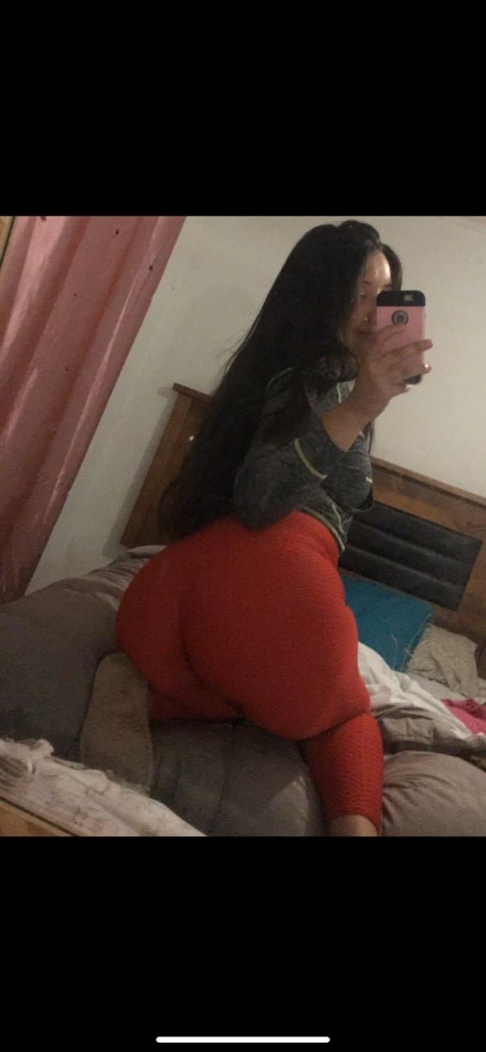 Perra culona facil sube fotos en calzones desde chica