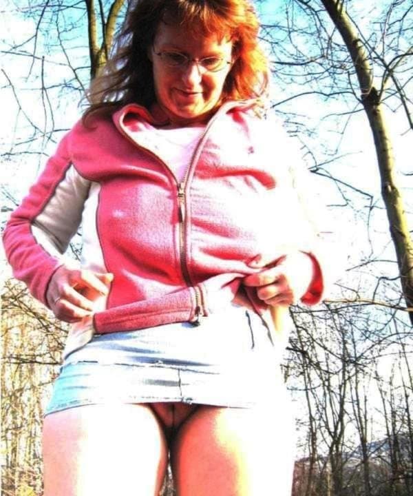 Kerstin ohne Slip unterm Rock (1)