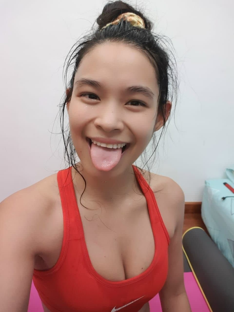 Click to view full size Slutty Emirates Air hostess Christina from Singapore turned webslut