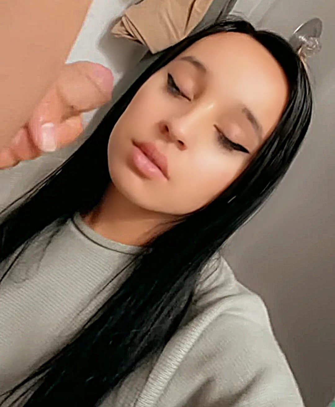 Pretty slutty girlfriend films herself getting her face squirted