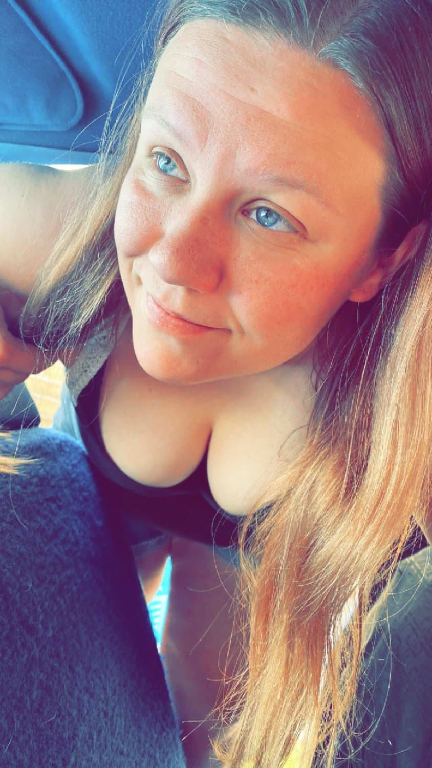 Repost if you would fuck this hot mom