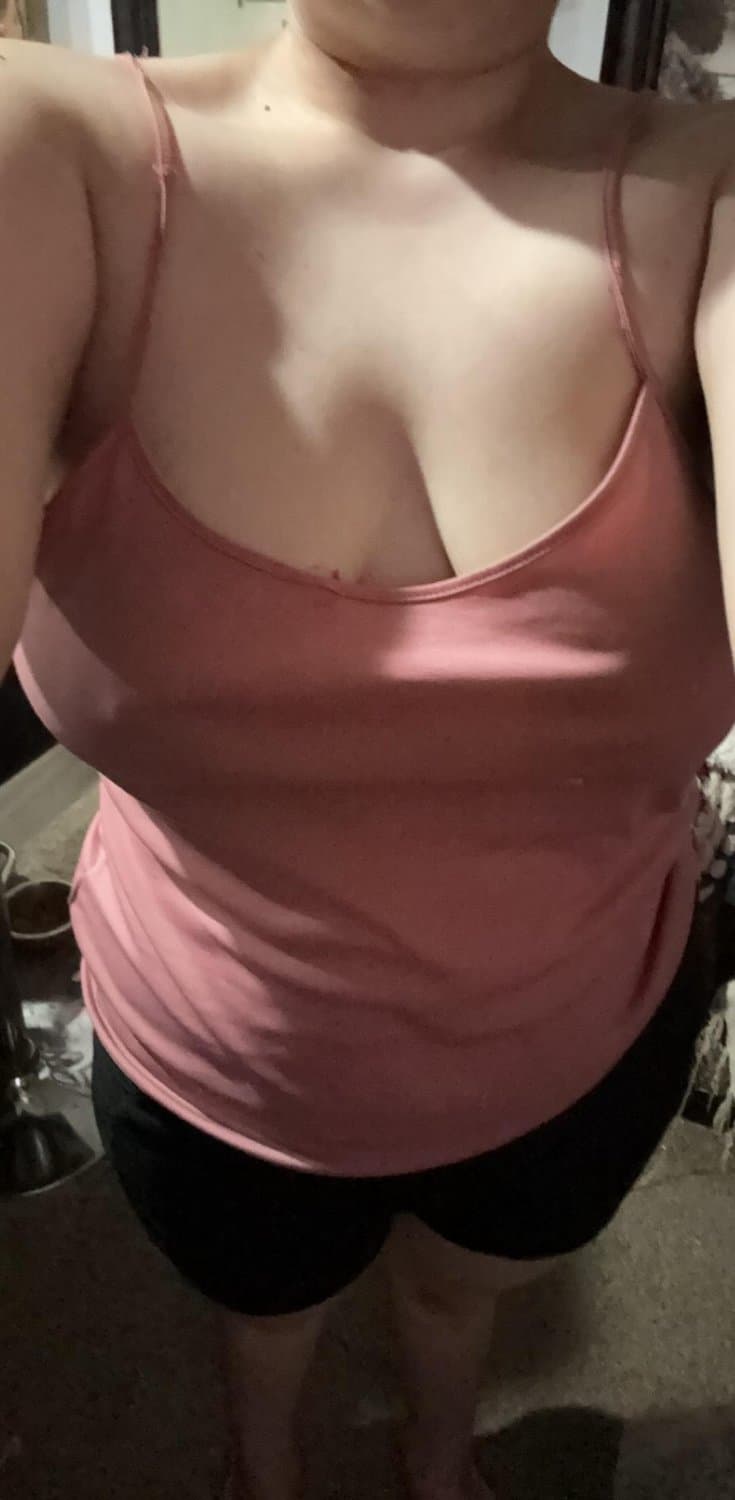 Look at this dumb slut kristen she wants to be a webslut so lets make it happen ?