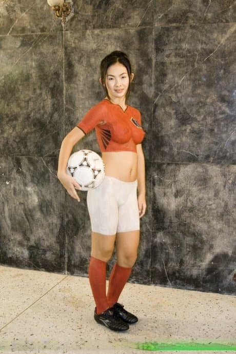 Hot thai cover her body with paint?