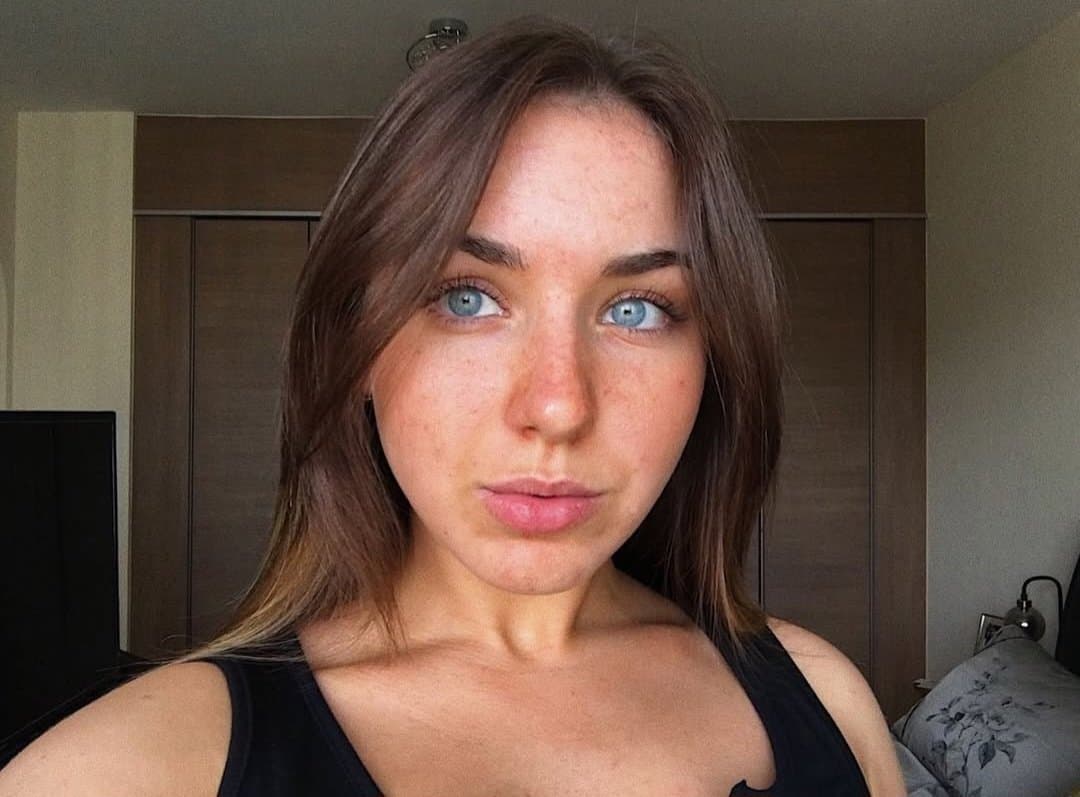 Hot brunette pawg with gorgeous blue eyes uk slut chav