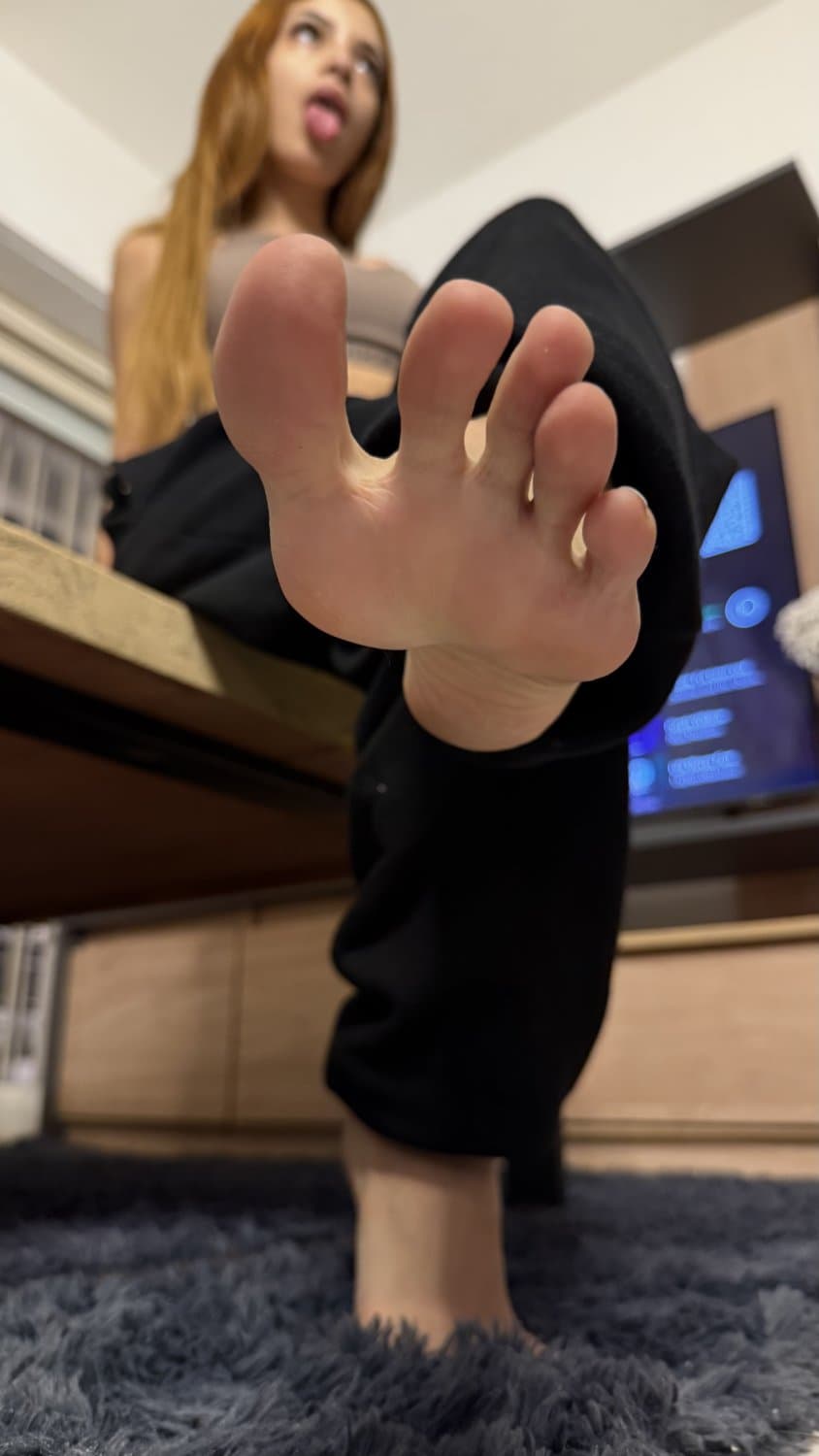 Who’s into long toes and soft soles ?