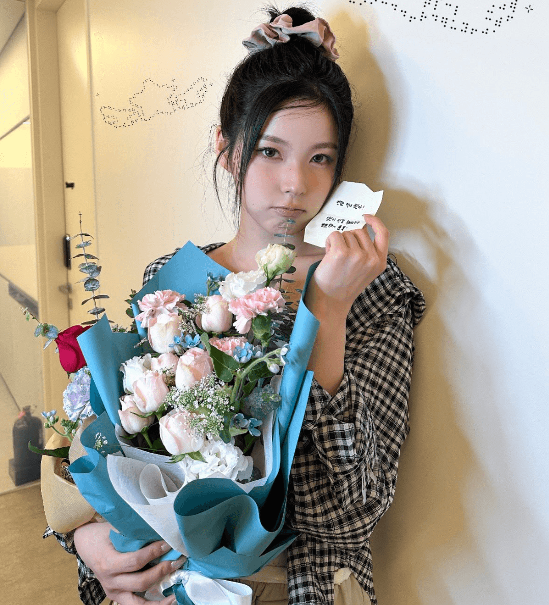 Kyujin nmixx. Come on guys! Leave your empty balls for this kitten face that screams for cum