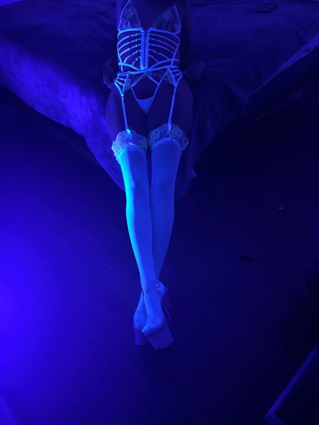 Molly high firsky neon whore wants bbc experience