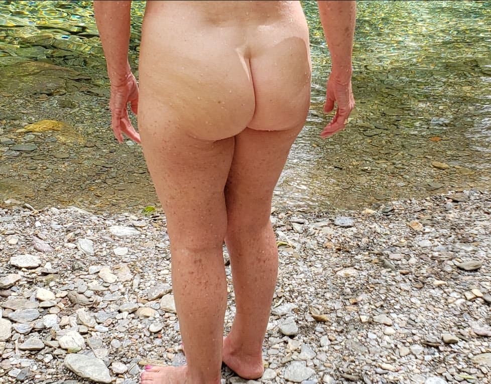 Mature nurse Solange outdoor special ass focus