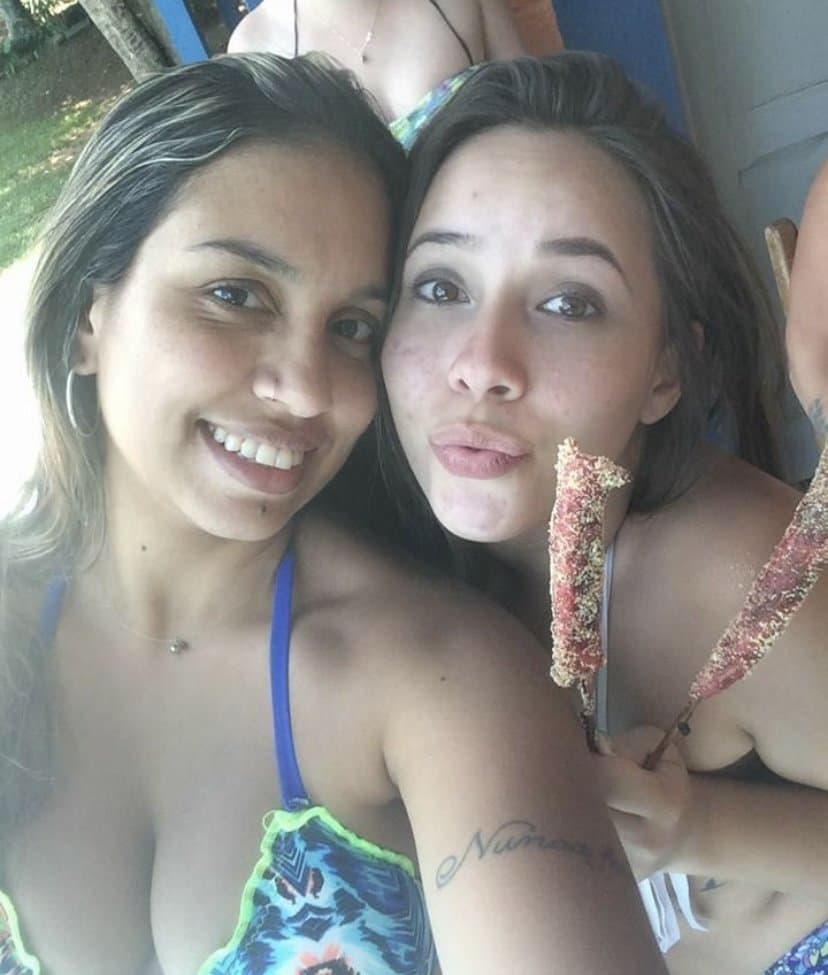 Sim, ele comeu as duas, marmitas namoradas dos amigos, cara comeu as 2 namoradas do amigos