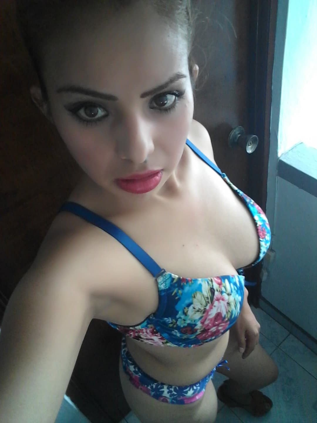 Carlita luciendo lenceria azul