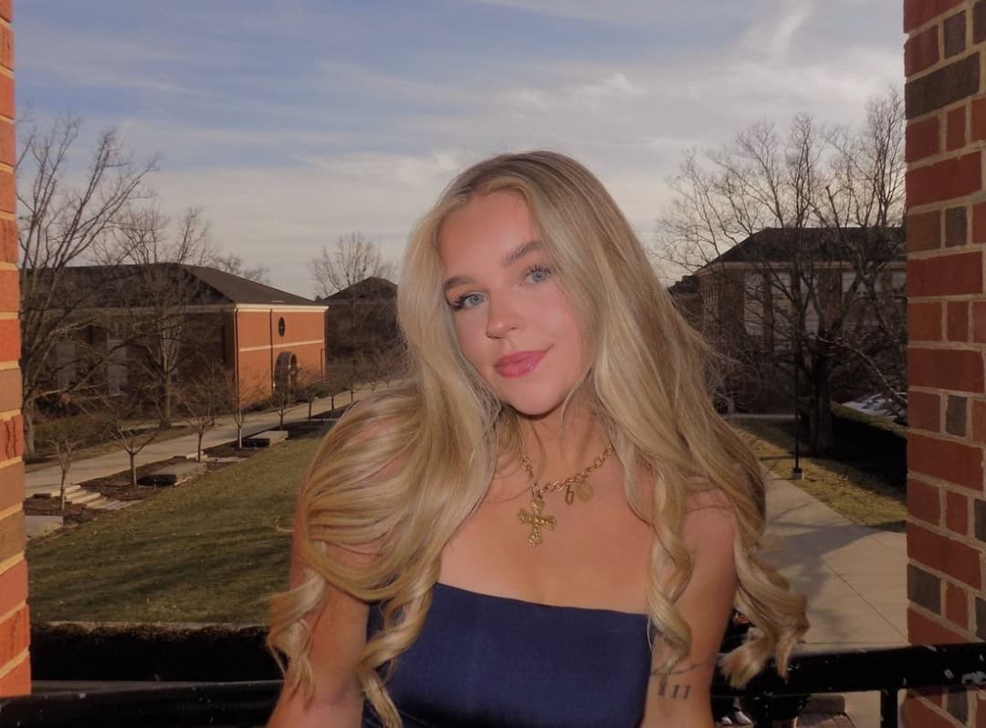 Click to view full size Blonde slut Brenna