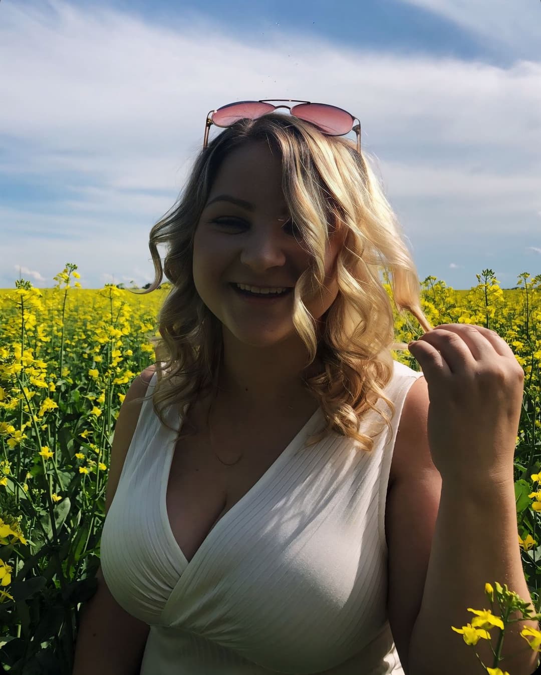 Canada - Rianne, thick ‘n busty country girl