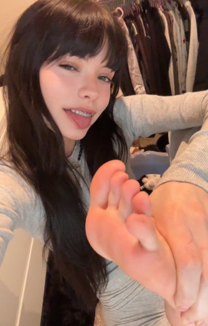 Pretty Feet Goddess! ??