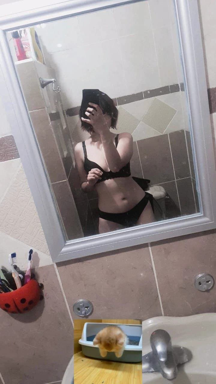 Egirl shows her tits