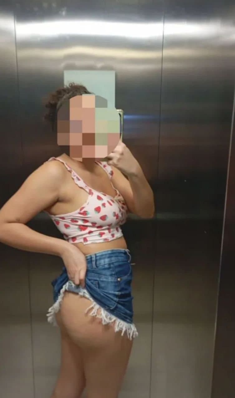 Minha esposa se exibindo no elevador da nossa casa!!! Reparem no G no braço da minha esposa.