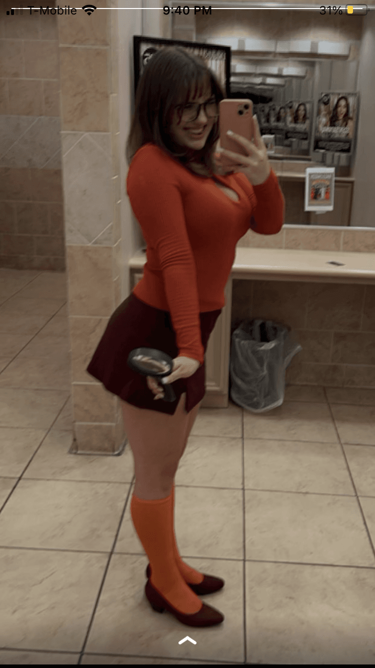 Click to view full size This horny 19 year old slut loves to fuck herself for older men