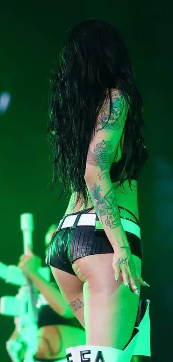 Me exita tanto ver a esa puta vestir de una manera tan vulgar