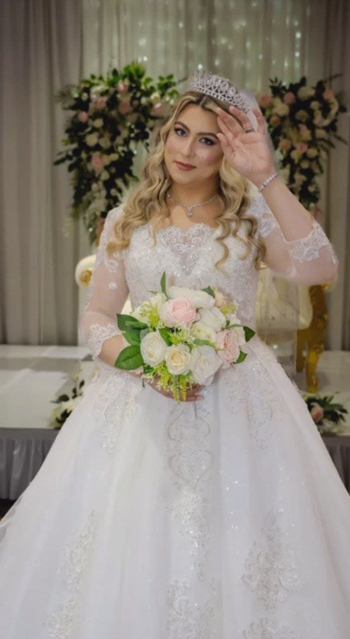 Bride shows her tits