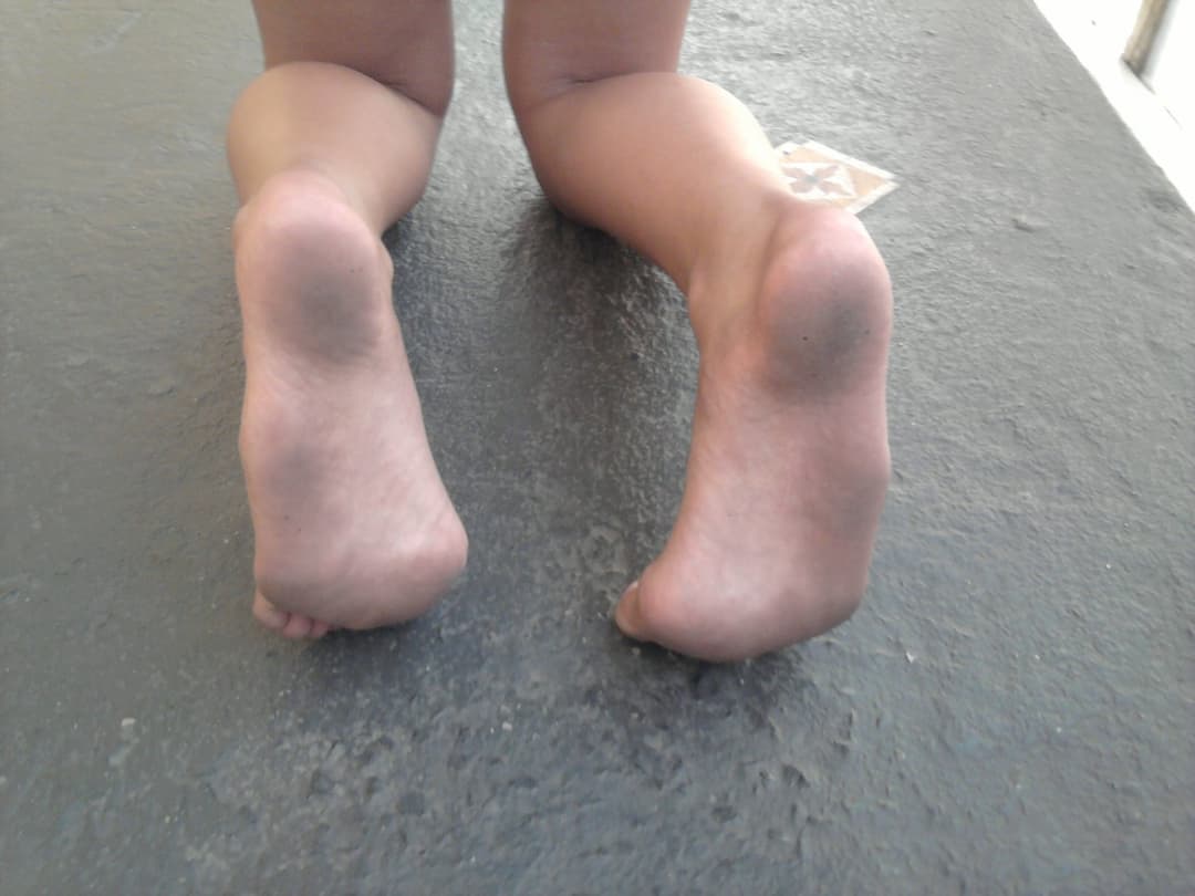 sola do pé suja da morena / latina dirty feet / 18yo feet