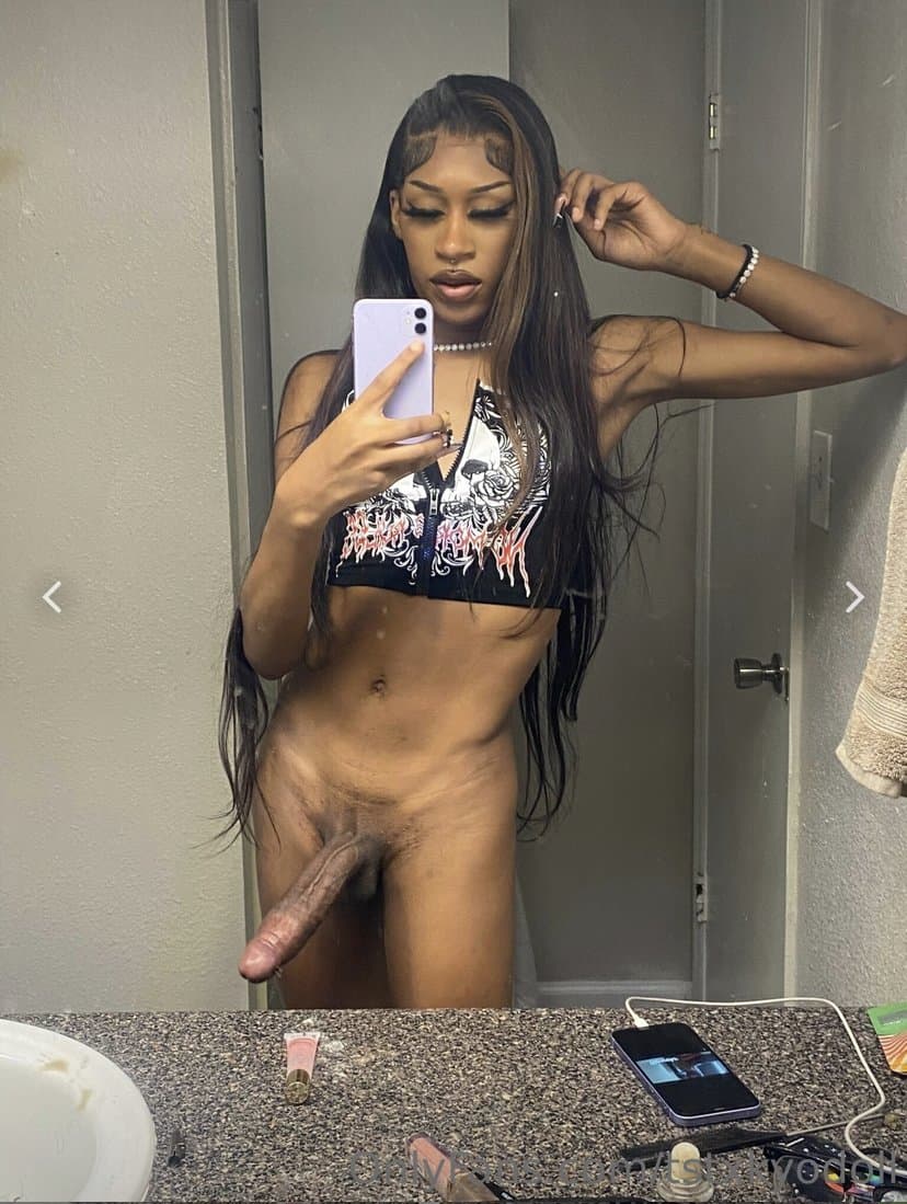 Lindas trans pauzuda de mini saia 02