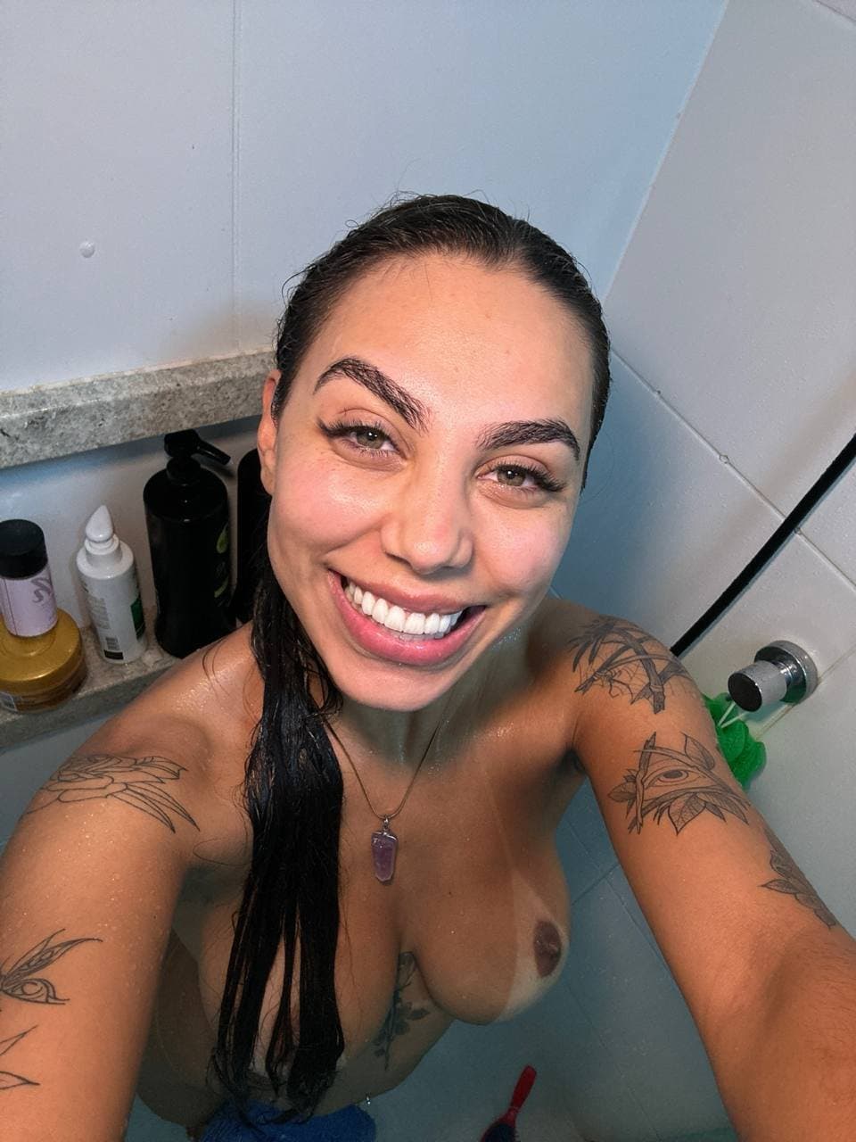 Novinha morena cavala gostosa demais transando e brincando com amiga cavalona gostosa