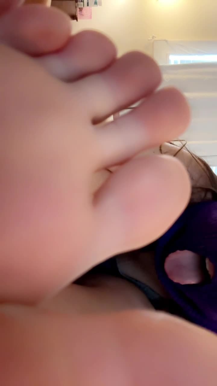 Sneaky girl with boyfriend sends me feet pics on valentine’s day. Happy Valentine’s day to her man?