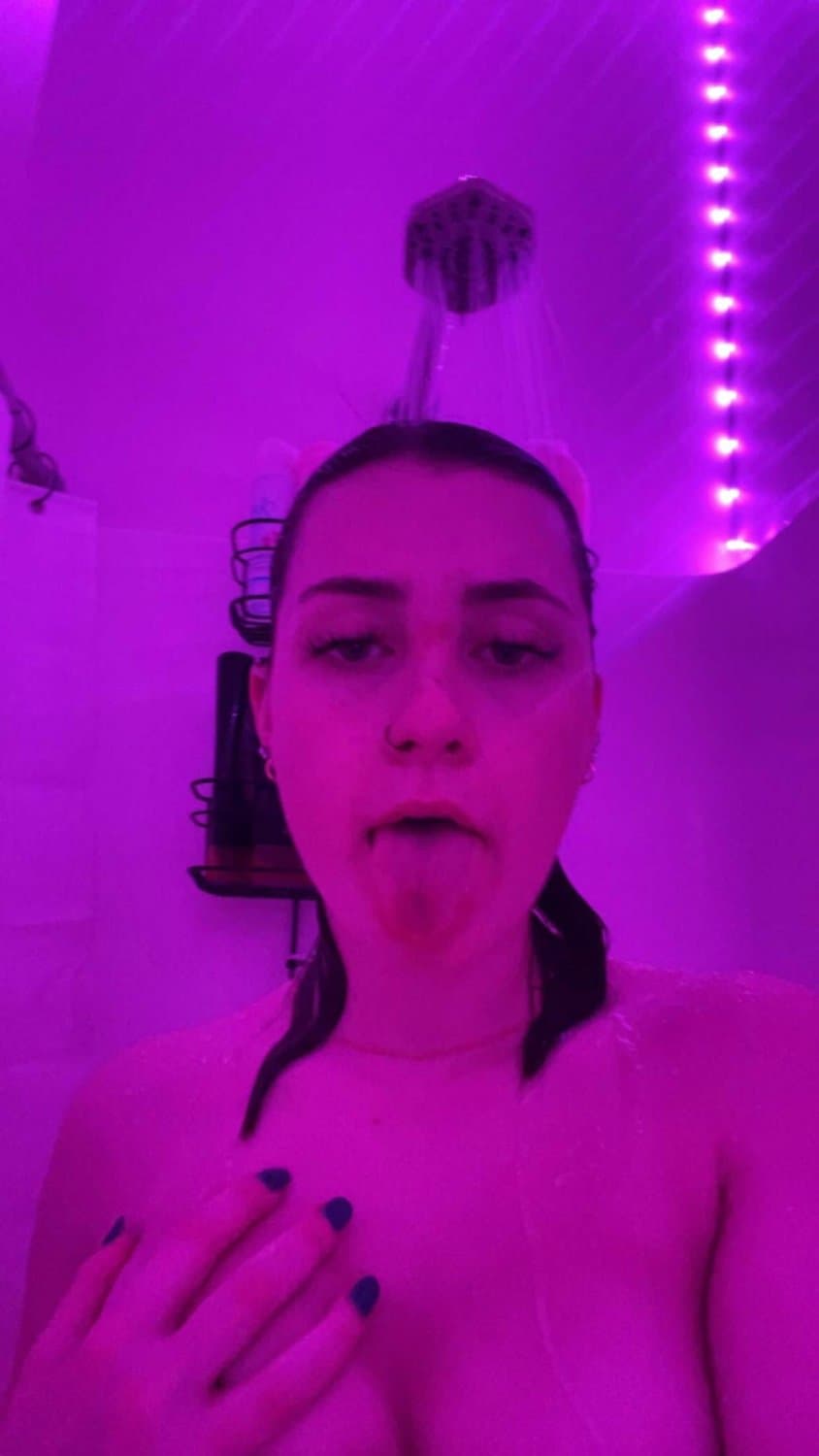 Sexy country girl takes backshots