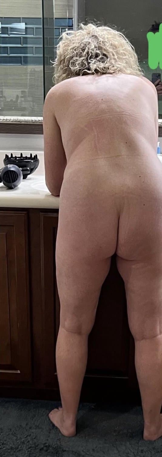 Strangers milf wife naked with sexy tits from USA (dress / undress)