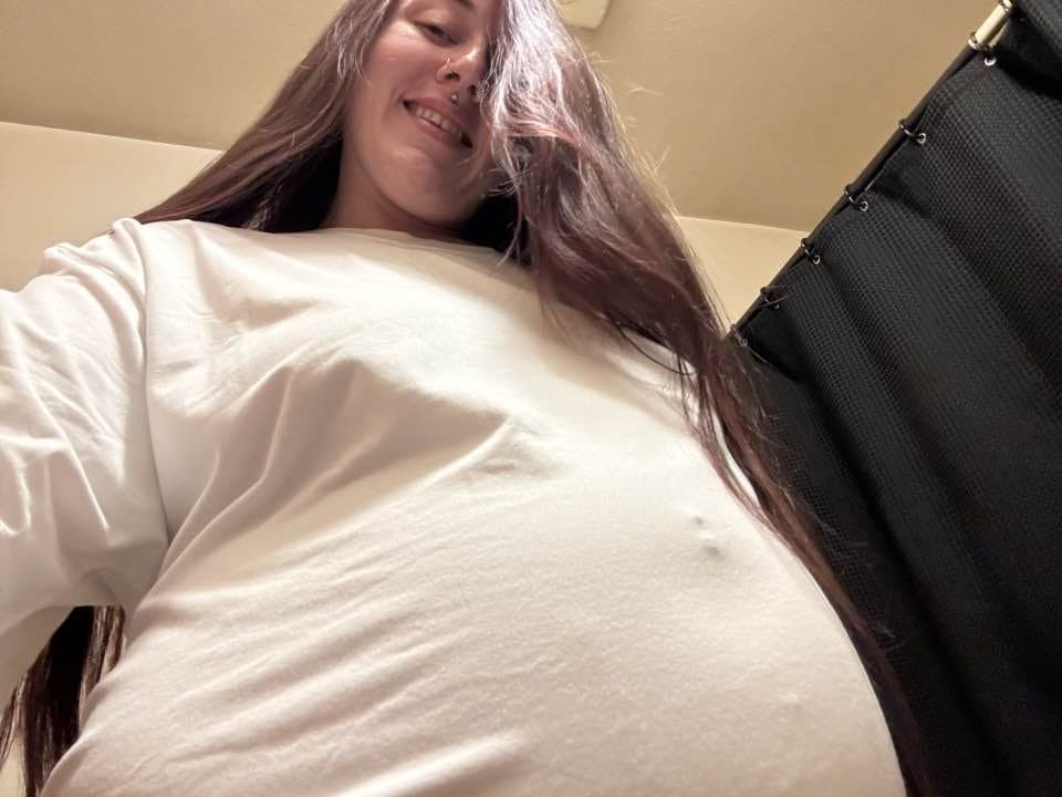 24 yo Leah Parkrey fat desperate piggy with a giant gut is desperate for exposure and degradation.