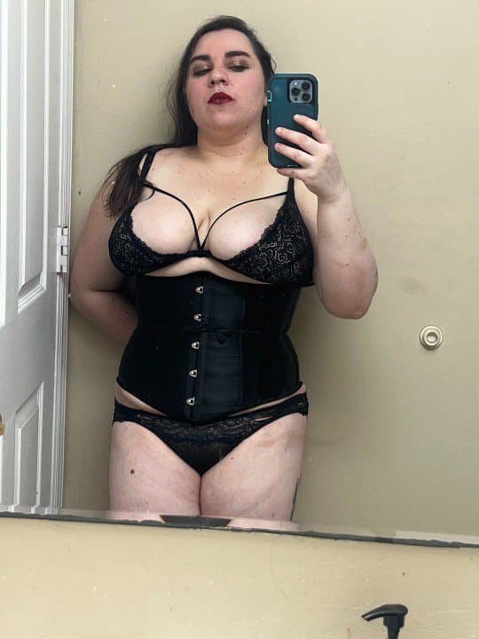 Click to view full size Gordinha se exibindo com as lingeries