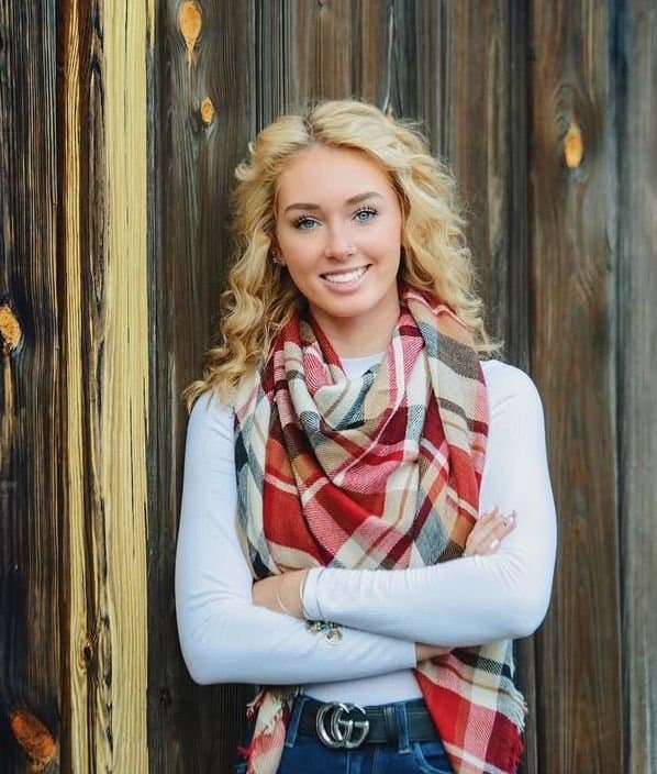 Click to view full size Brenna, 23. 2289 followers and us