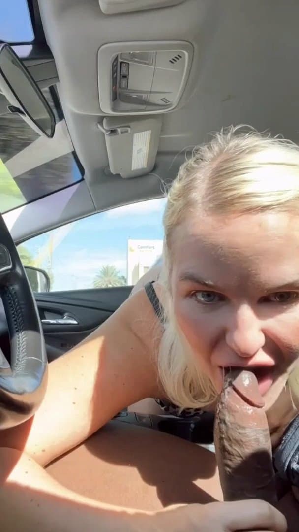 Girlfriend blows BBC in the front seat ?‍♀️?
