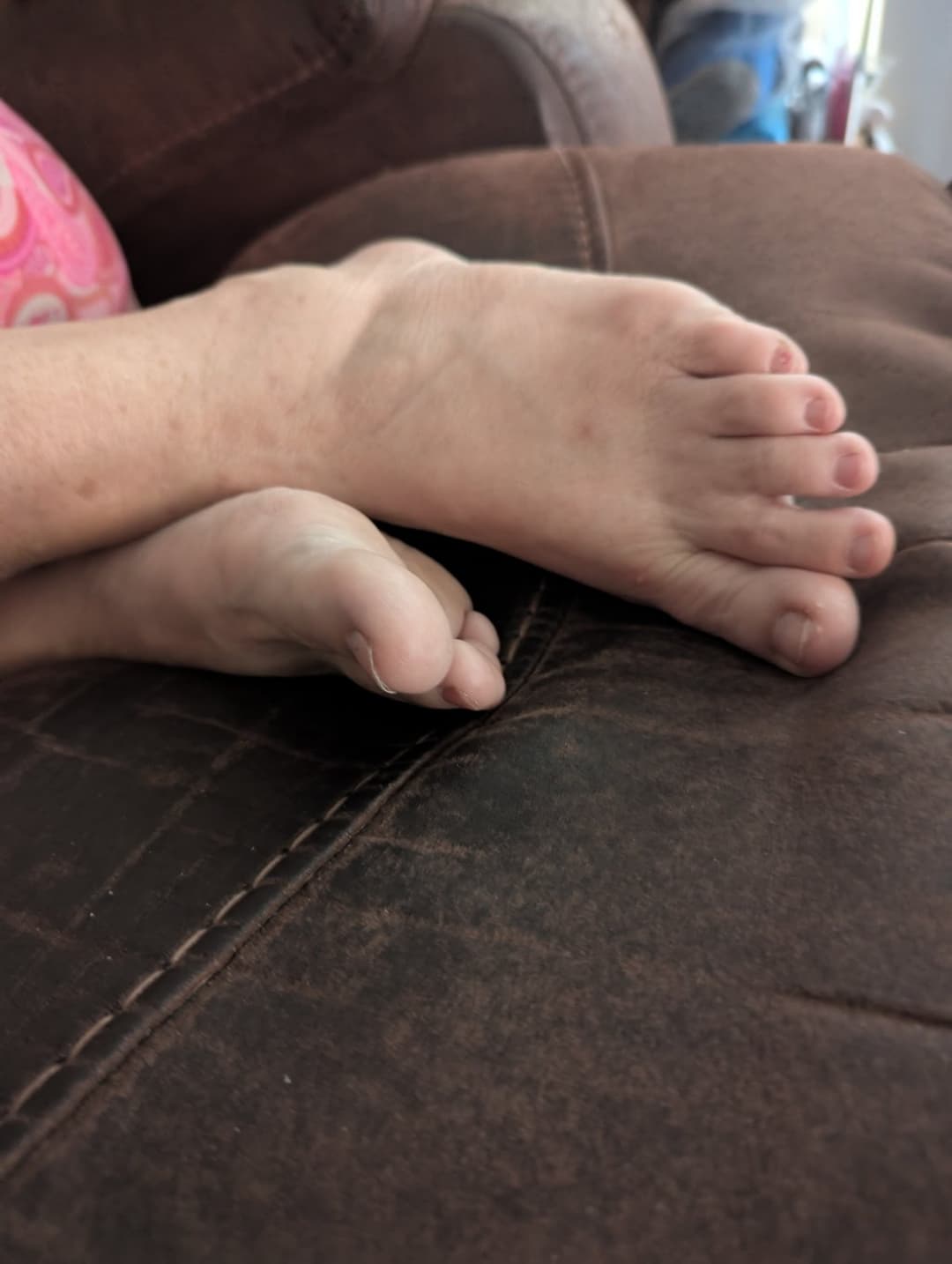 Sunday morning wanking to her feet