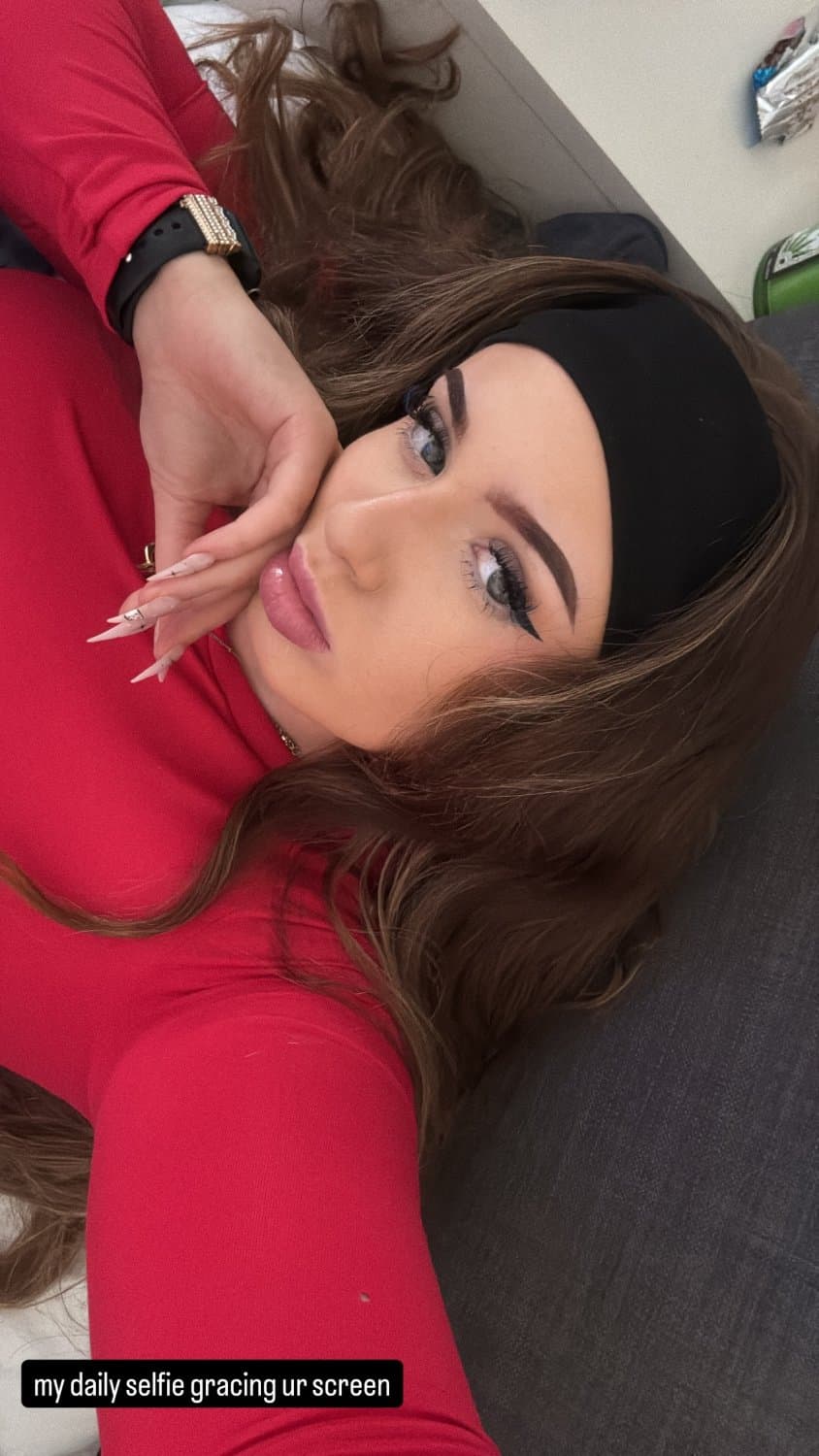 thick gym girl phoebe kitchen 22