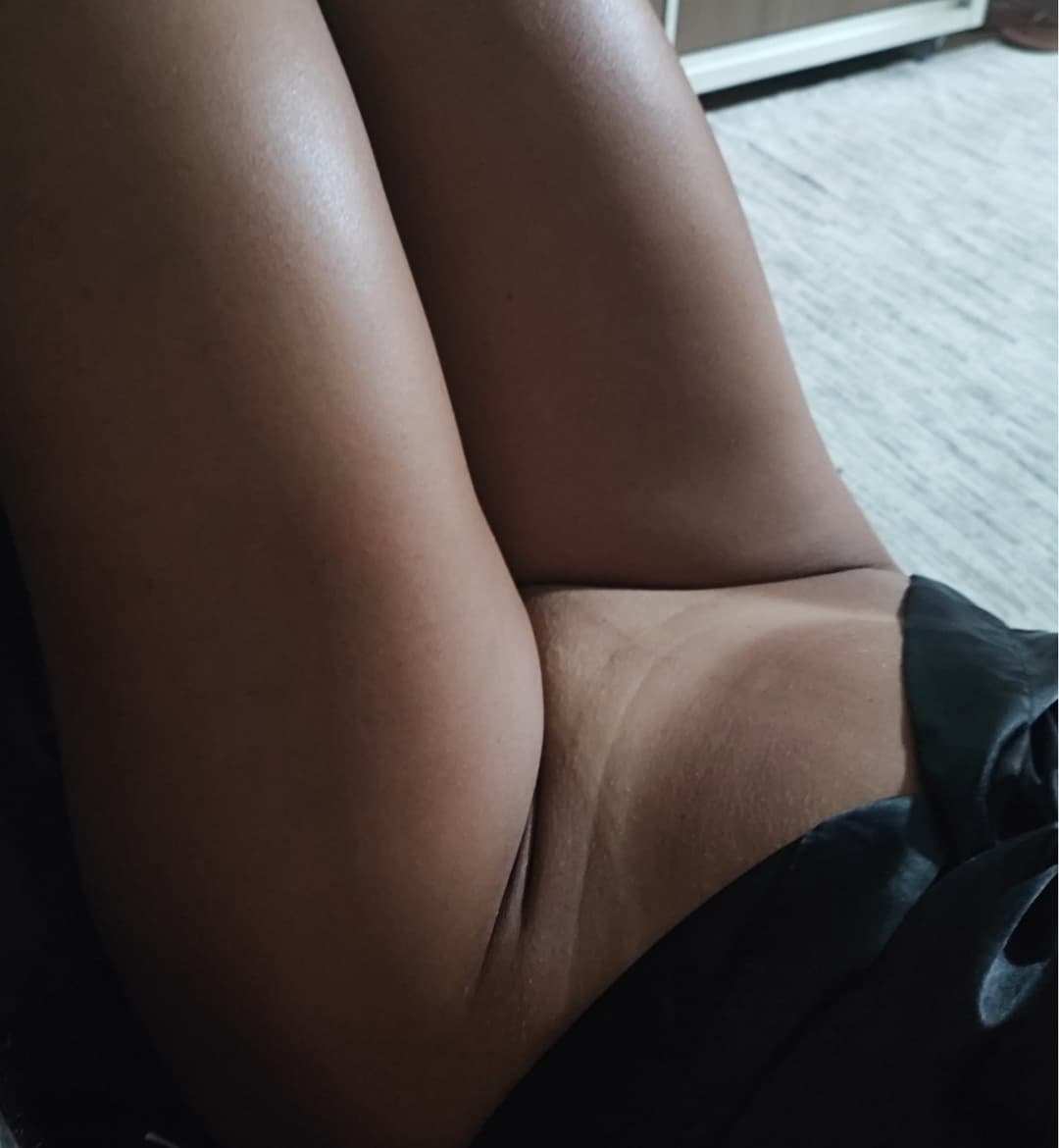 Esposa gostosa passando creme pós banho, marido foi obrigado a meter