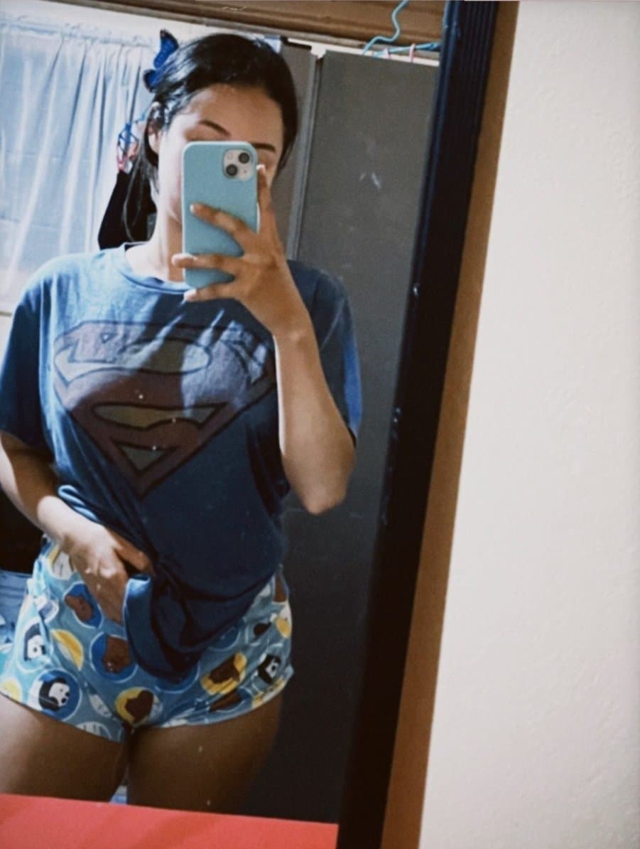 Fresia es una zorra de 20 años con unos labios carnosos y le encanta mamarsela a su abuelo