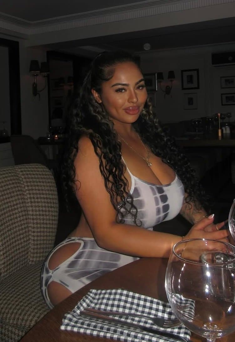 Nice tits sitting in tops 4❤️