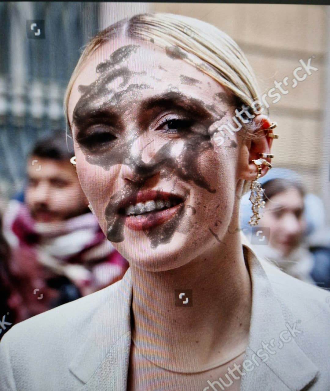 Mara sattei sputata in faccia e sui denti