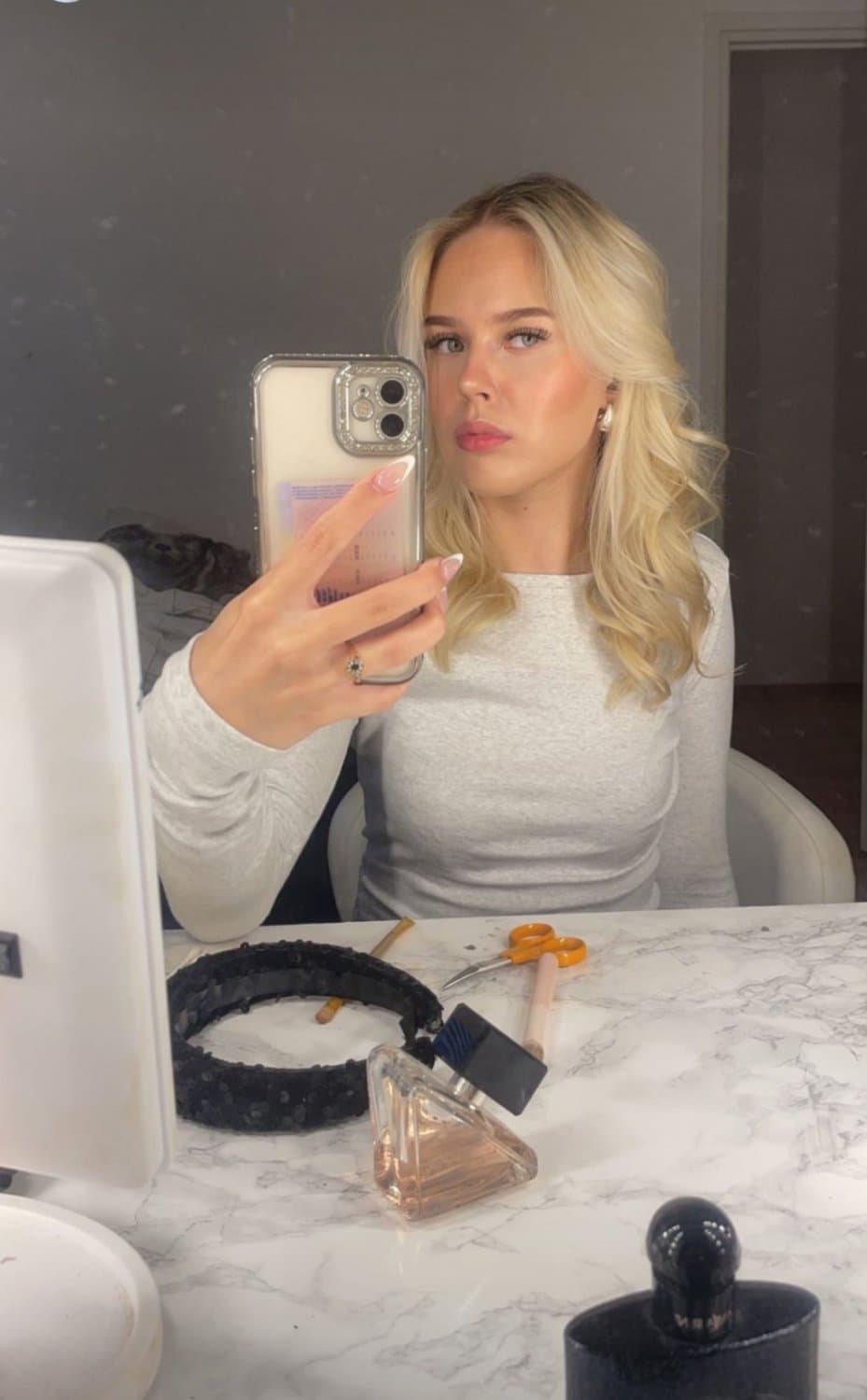 I found this one dude little sister go make him cry and scare on kik: honkka7