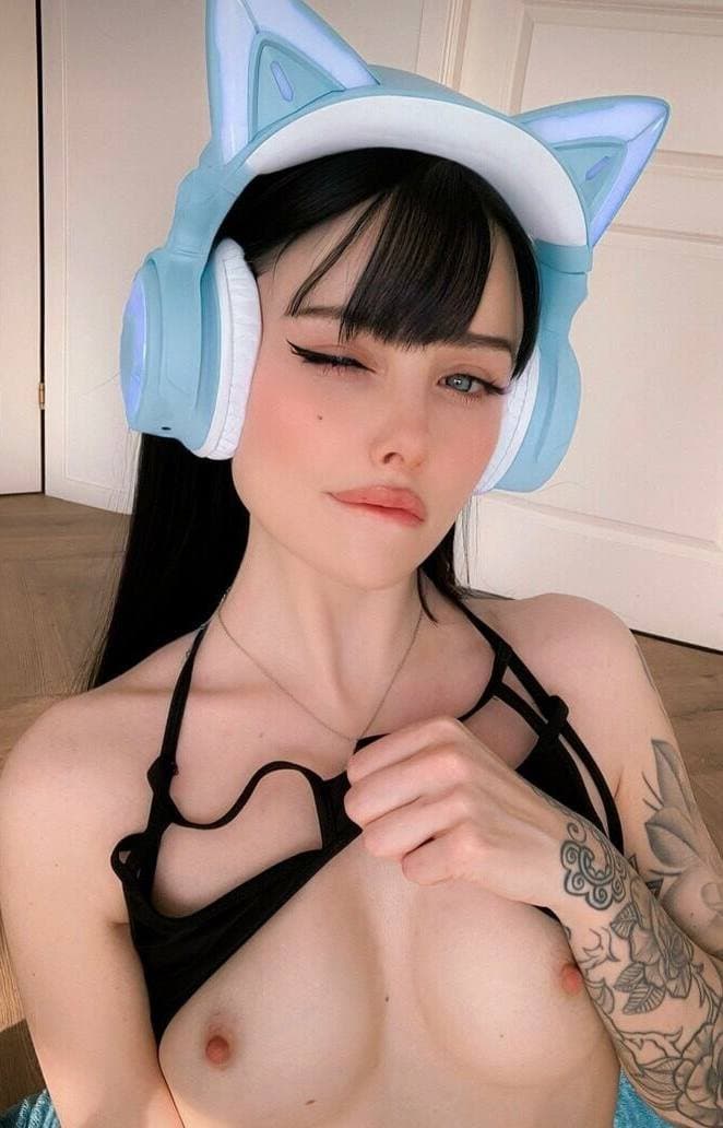 With cat headphones she is so sexy