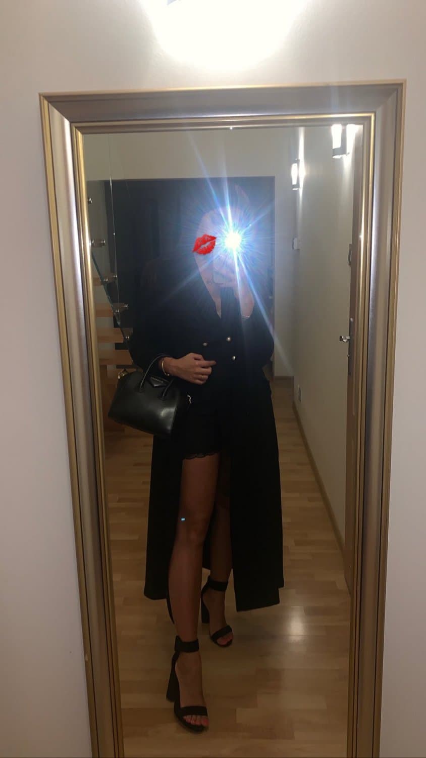 Click to view full size Luxury whore with fuckable mouth and tits