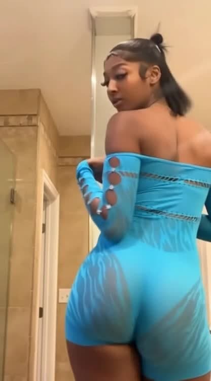 Angel shaking her butt