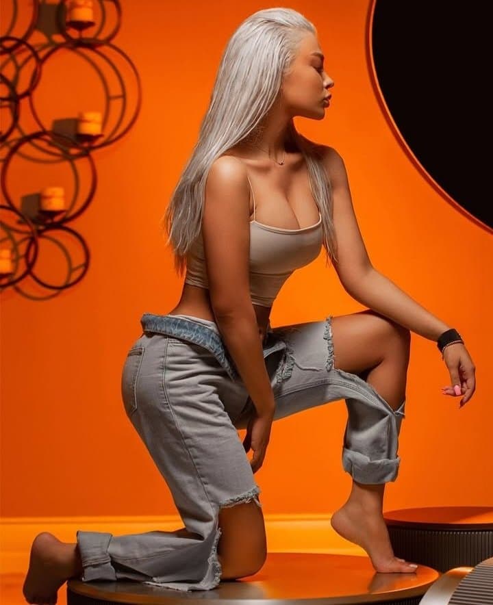 Click to view full size Sexy glamour feet pedicure milf