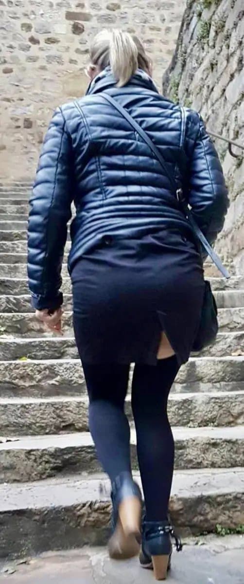 Sophie75 exhib devant des voyeurs dans les bois et ailleurs