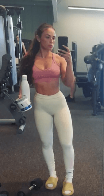 Anyone from Uk surrey come tell me if you know or done anything with this surrey slut kik uklondon28