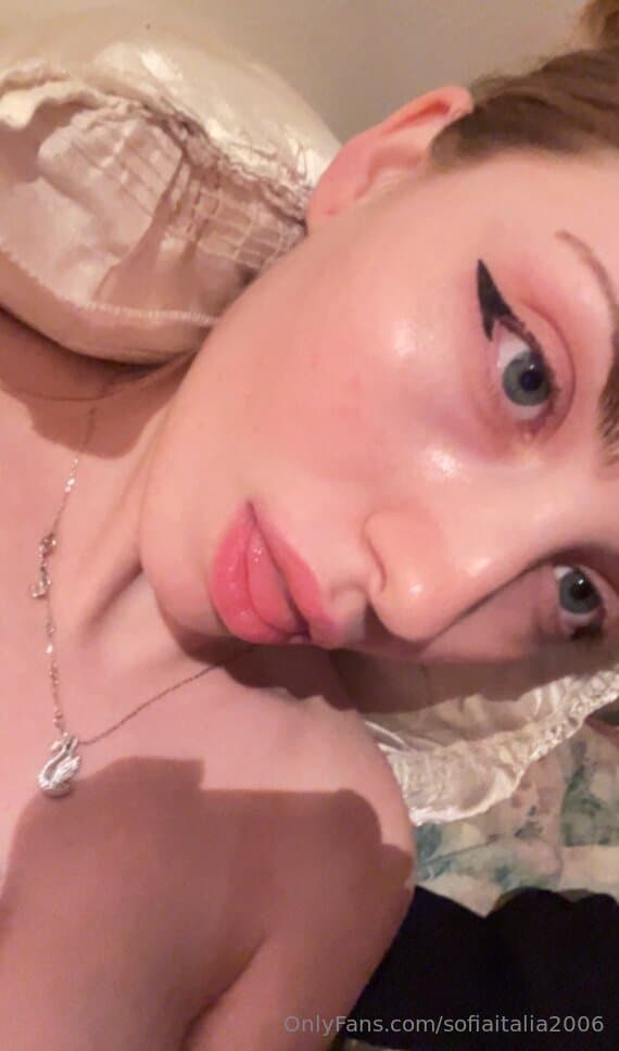 Click to view full size Novinha Sofia italia vazou rebolando gostoso