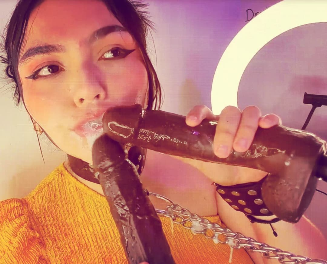 Whores Sucking Two Dildos At The Same Time - Putas mamando dos dildos a la vez (Deepthroat, Ahegao)