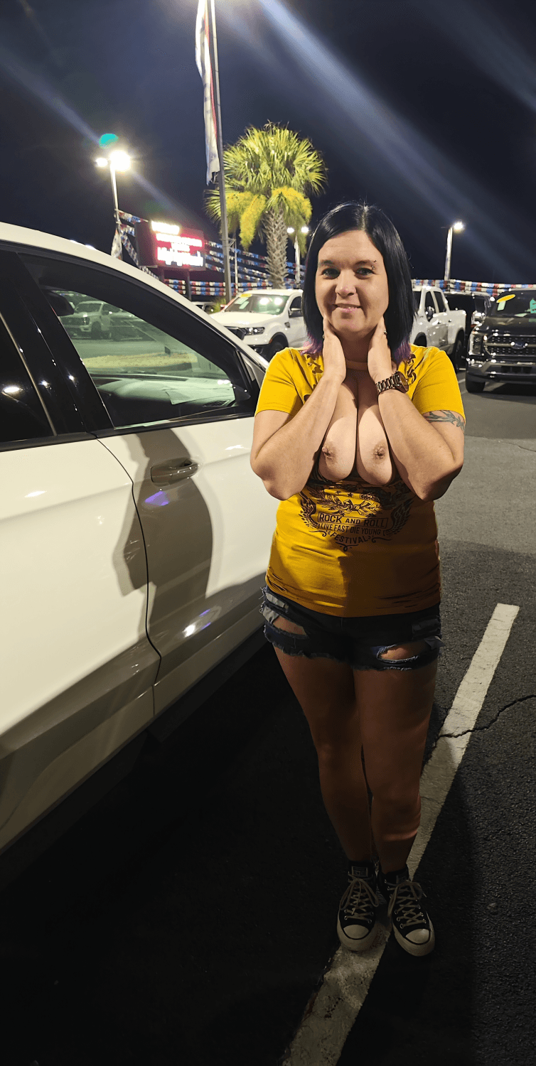 Exhibitionist Jennifer loves PUBLIC EXPOSURE!