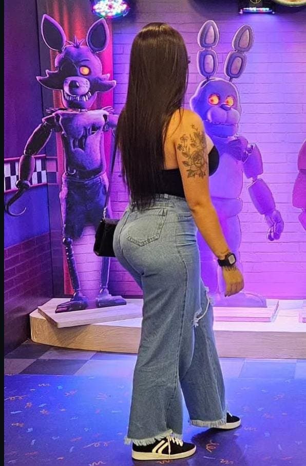 Click to view full size Candids flagra da Super rabuda streamer @caahlmeiida na horror expo 2023