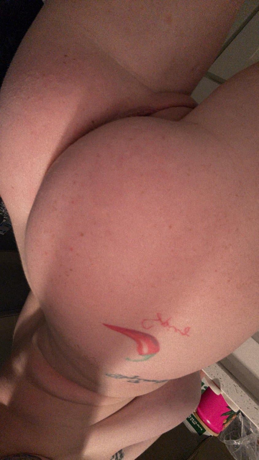Freckled white slut pussy play ?